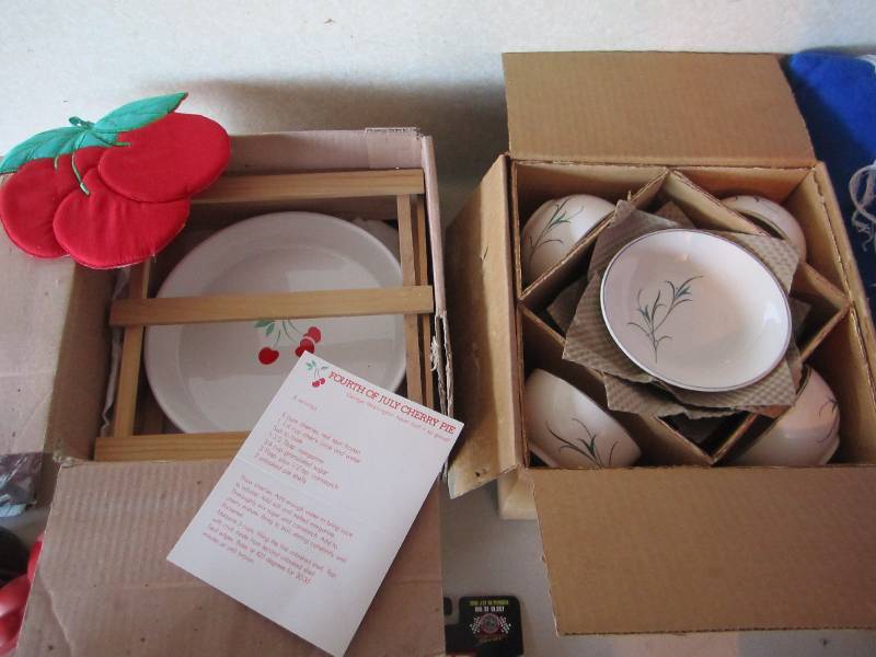 lot 12 image: Simplicity tea set in original box ...