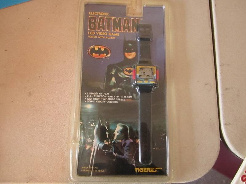 lot 27 image: Batman watch...