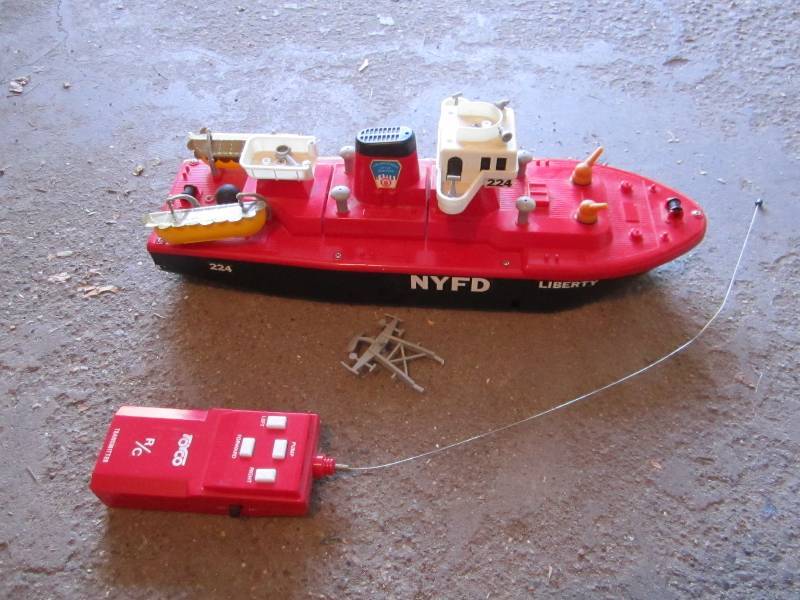 lot 28 image: Remote control boat...