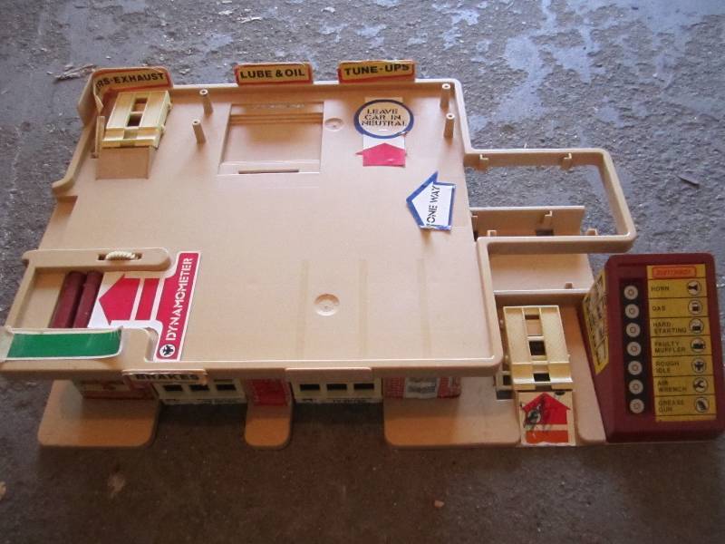 lot 33 image: Vintrage toy auto shop...