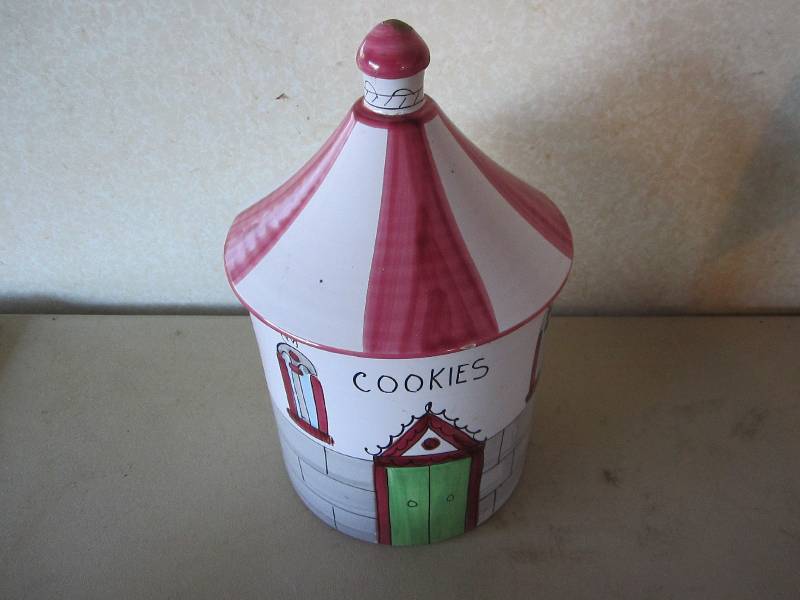 lot 36 image: Collector cookie jar...