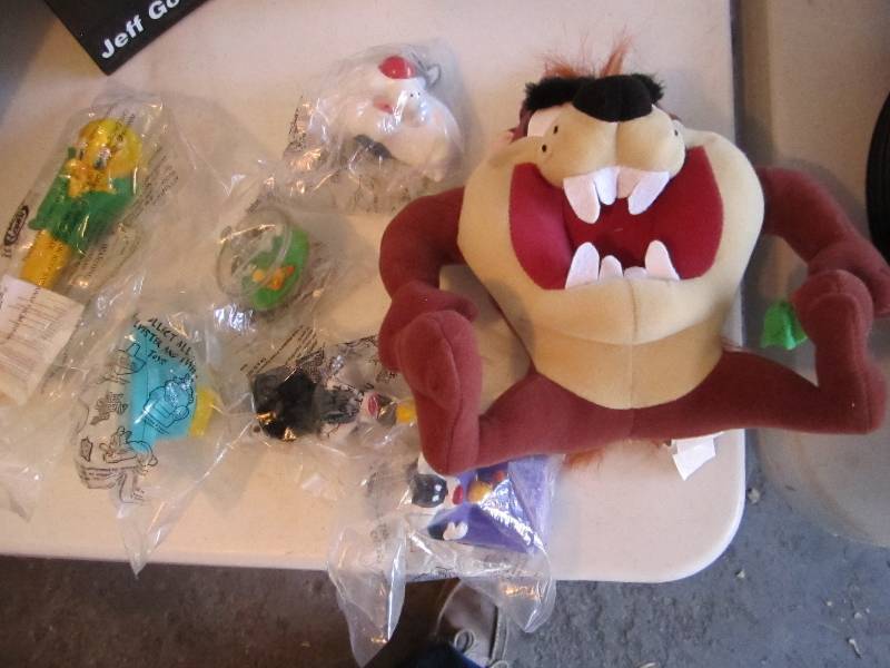lot 39 image: Loony Toons collector toys...