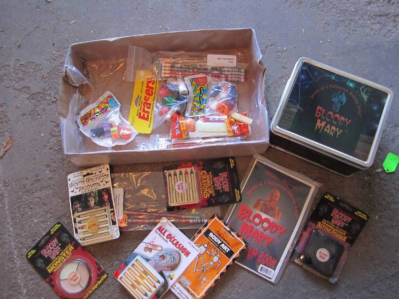 lot 40 image: Lot of collector toys...