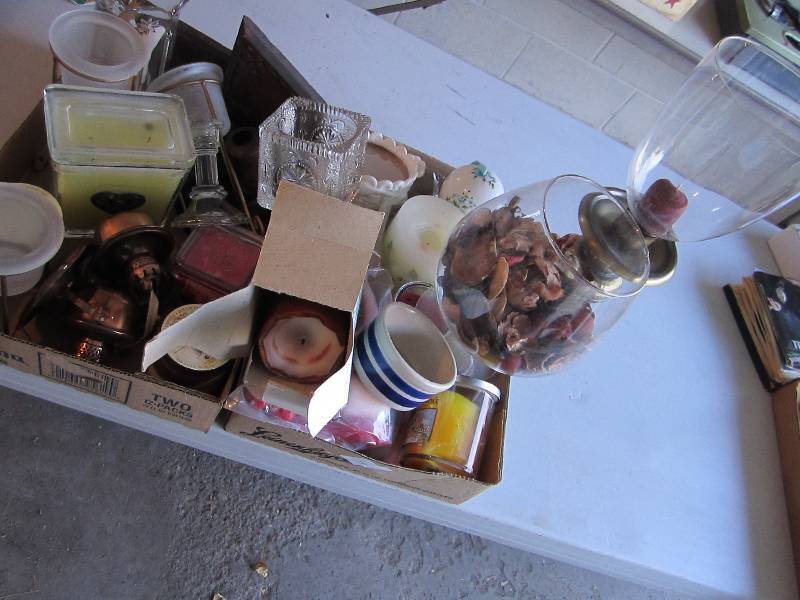lot 49 image: Lot of house dcor candles and mor...