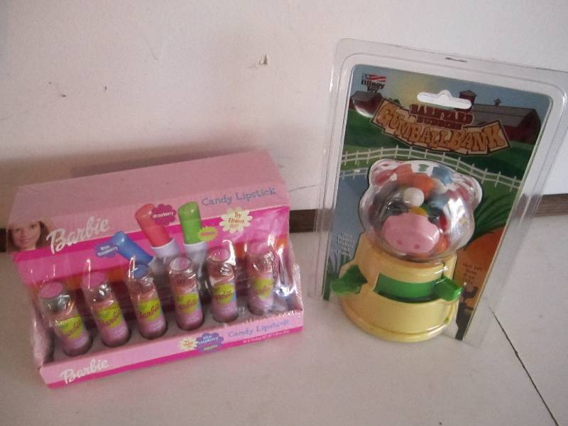 lot 60 image: Unopened vintage candy dispensers...
