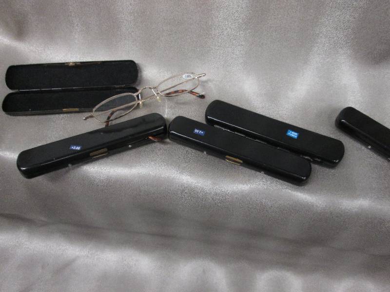 Lot of 5 Slim Readers in Cases 3 3...