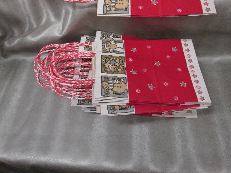 Lot of 25 Medium Holiday Gift Bags ...