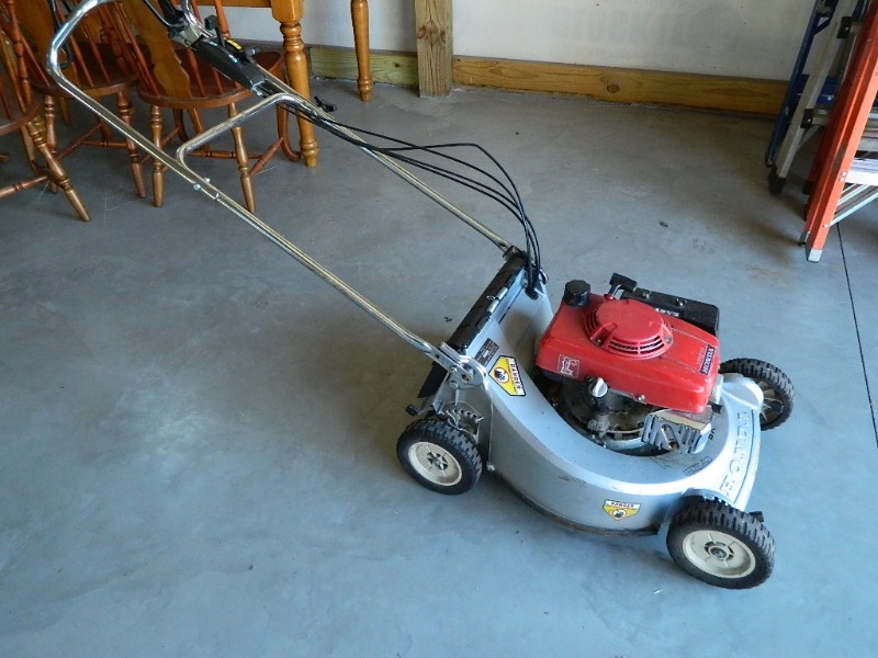 lot 14 image: Honda Lawn Mower