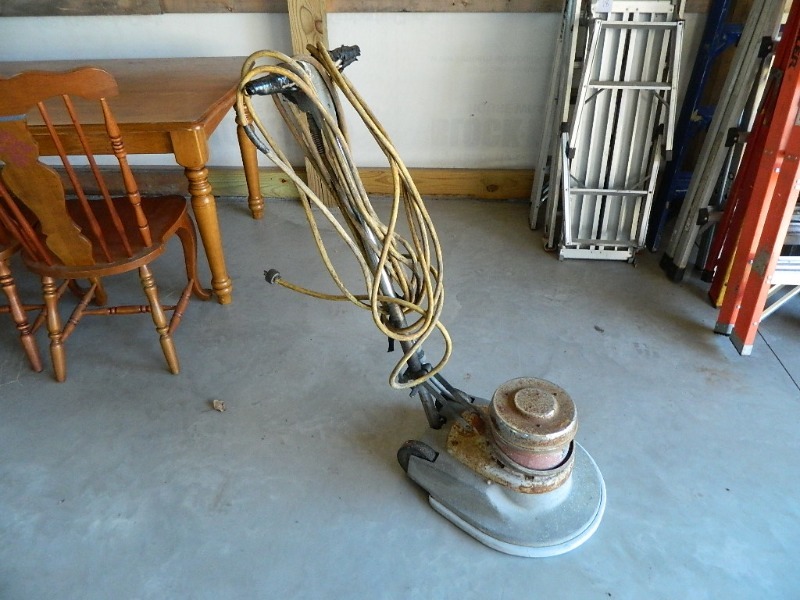 lot 19 image: Advance Floor Scrubber  Floor Machine