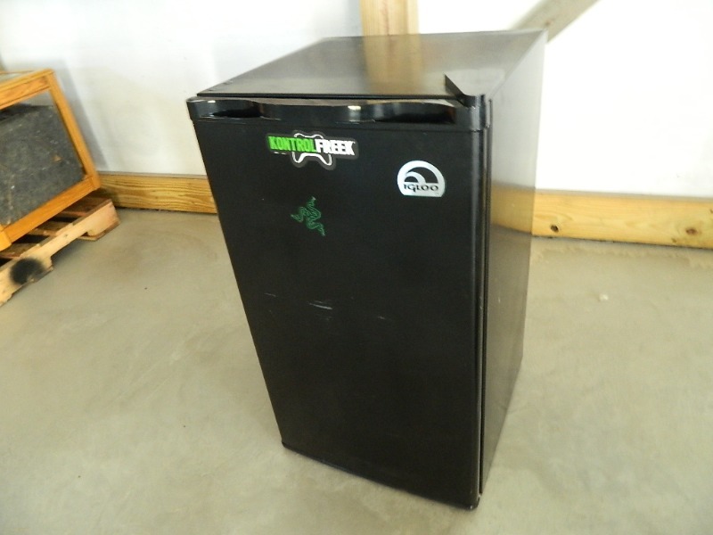 lot 28 image: Igloo Mini Fridge
