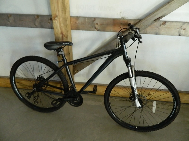 lot 31 image: Schwinn Mountain Bike