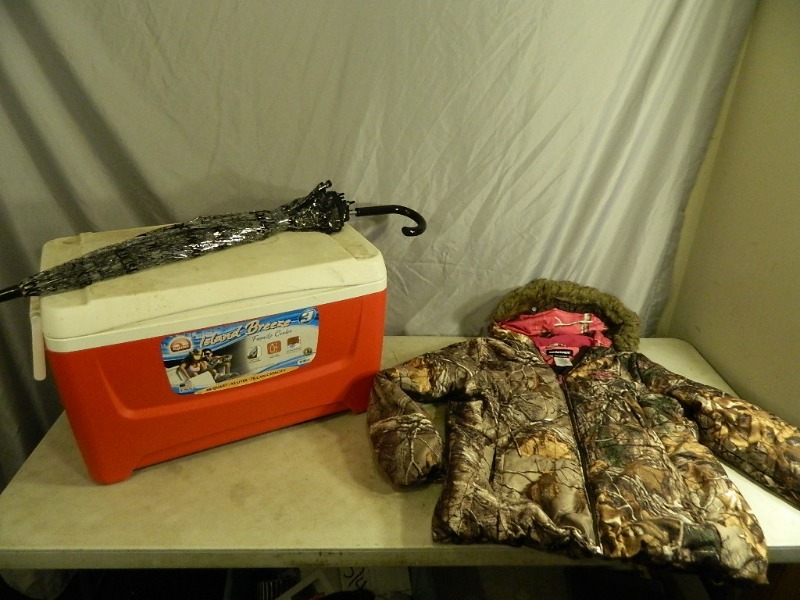 lot 104 image: Igloo Cooler and Womens Realtree Jacket