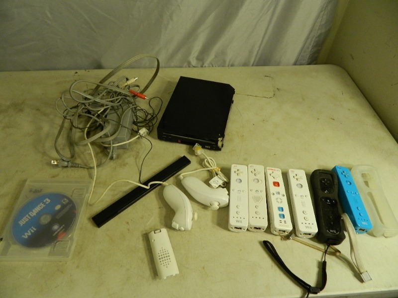 lot 117 image: Nintendo Wii with Accessories