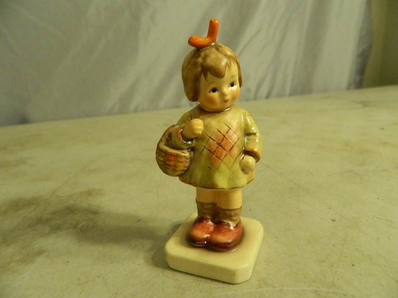 lot 126 image: Hummel Figurine