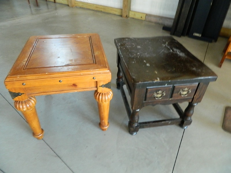 lot 173 image: 2 End Tables