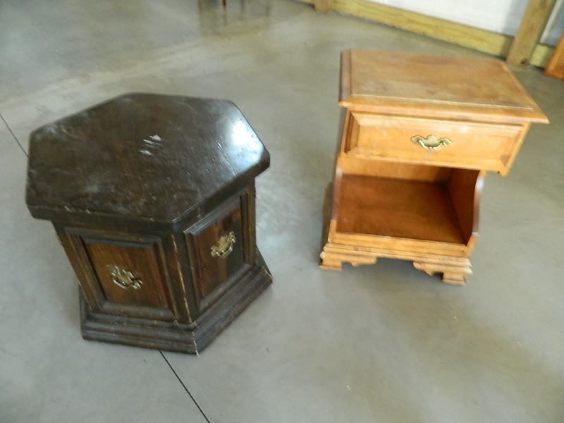 lot 177 image: 2 Night Stands