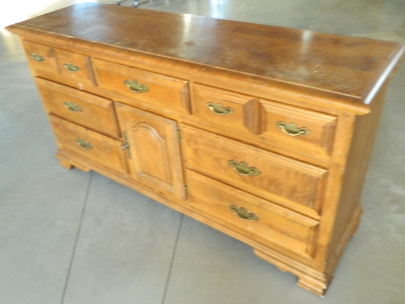 lot 178 image: 9 Drawer Dresser