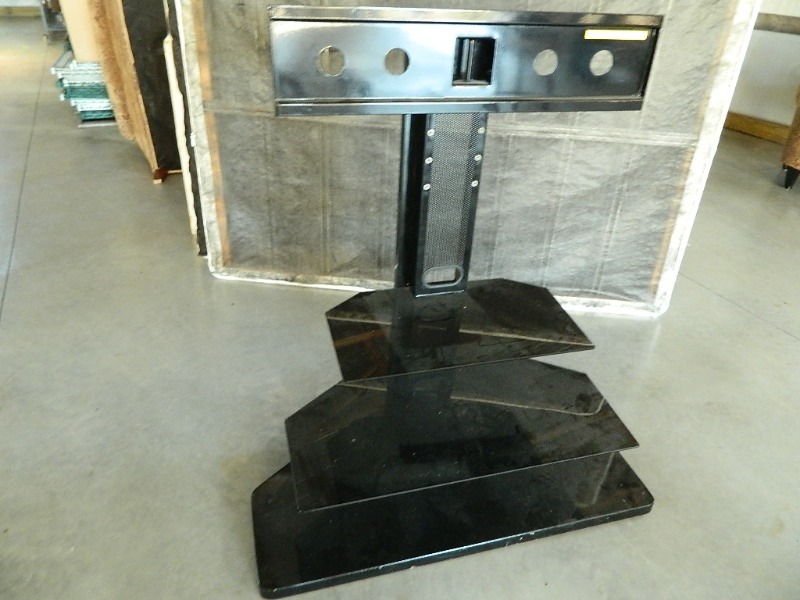 lot 190 image: Flat screen TV Entertainment Center