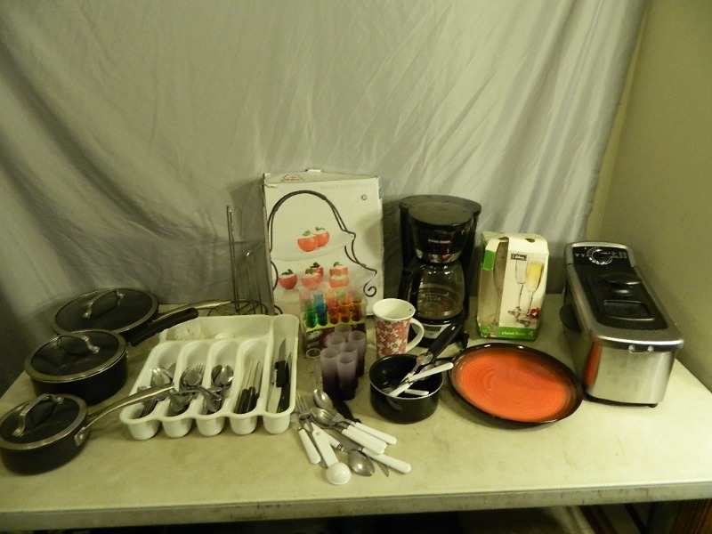 lot 158 image: Kitchen Items