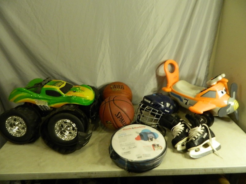 lot 196 image: Large Pop Up Dog Kennel, Hockey Skates, and Sports Items