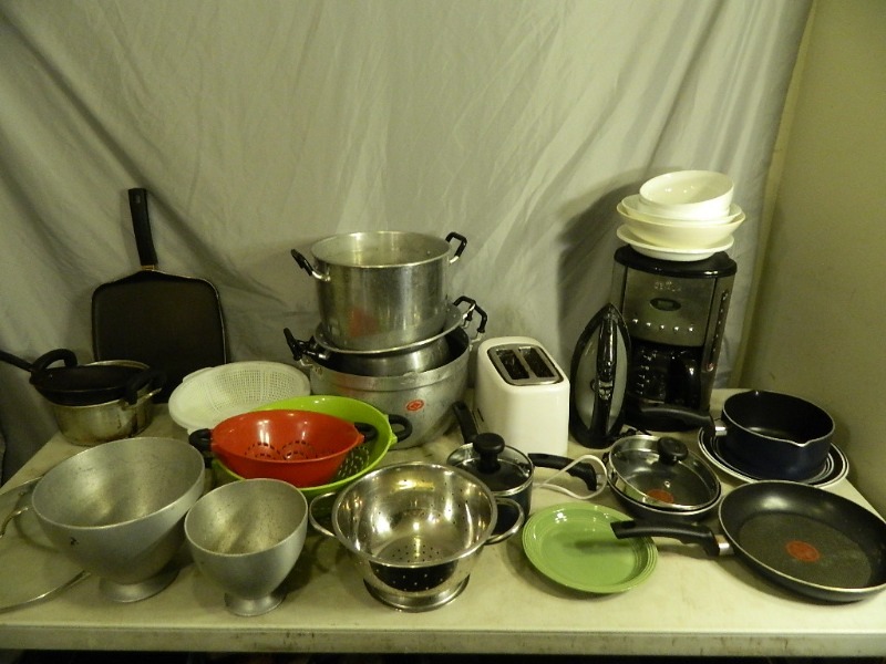 lot 207 image: Kitchen Items and Small Appliances