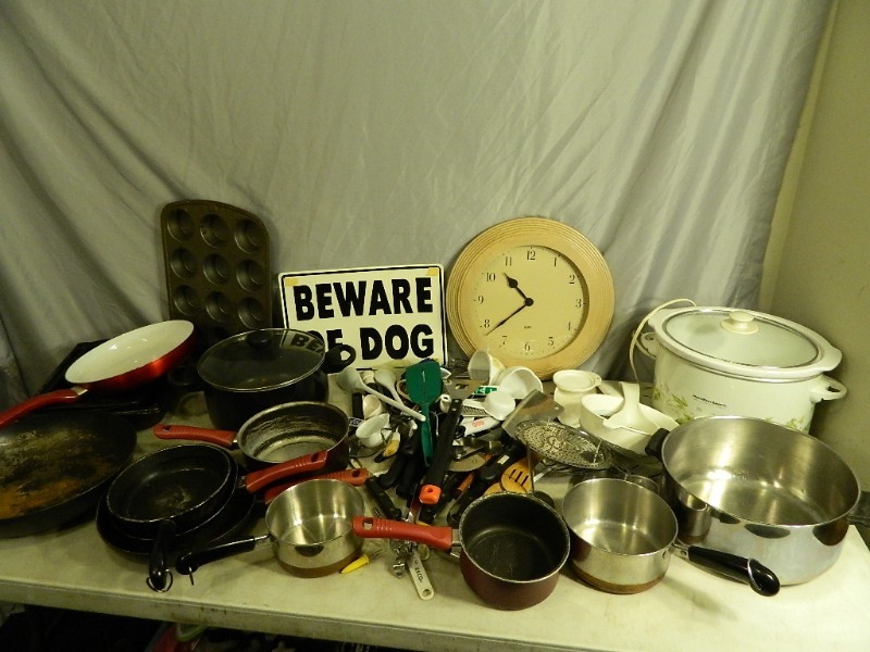 lot 213 image: Pots, Pans, and Kitchen Items