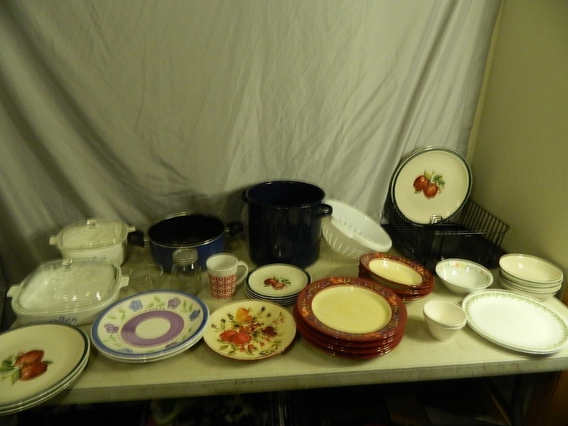 lot 215 image: Kitchen Items