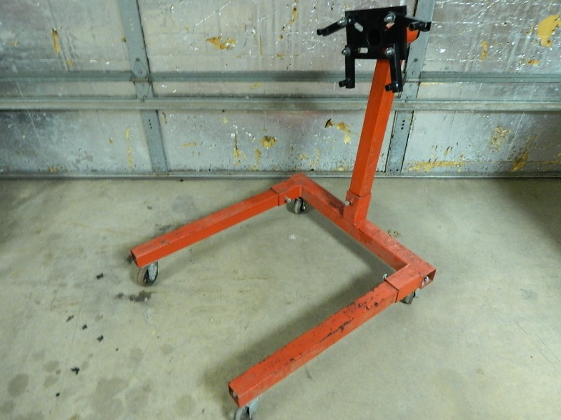 lot 22 image: Heavy Duty Engine Stand On Wheels