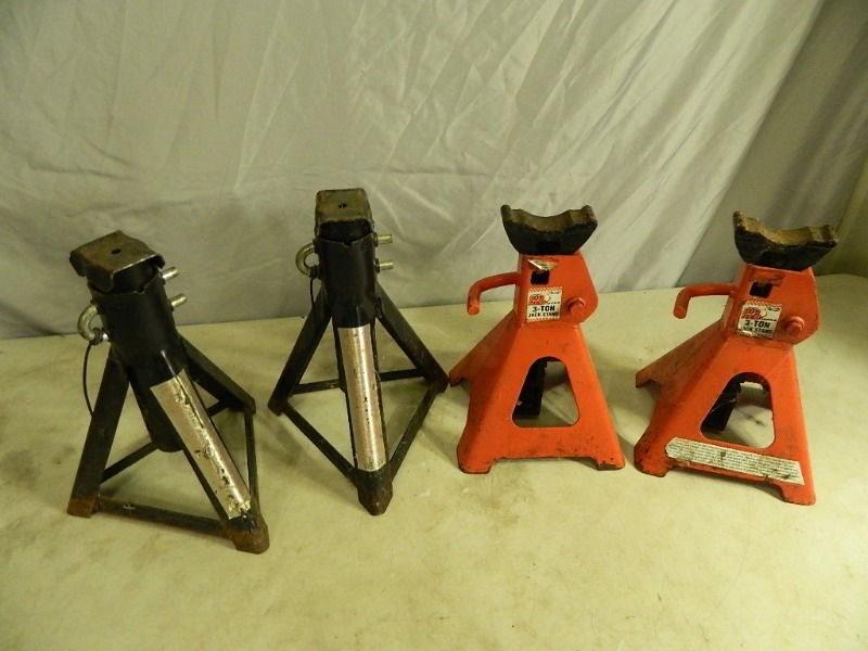 lot 74 image: 4 Jack Stands