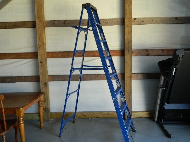 lot 9 image: 8 Ft Aluminum Step Ladder