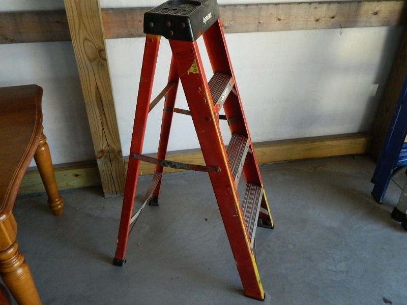 lot 11 image: 4 Ft Fiberglass Step Ladder