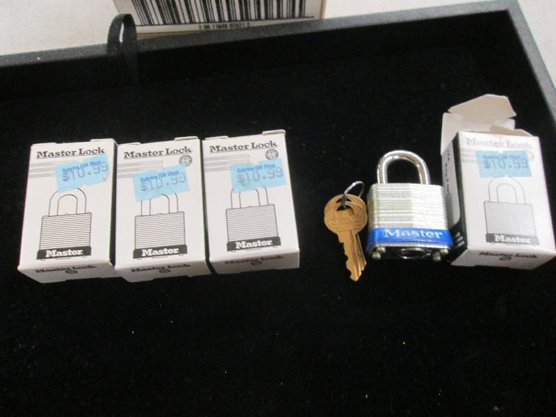 4 small masterlocks with keys ...