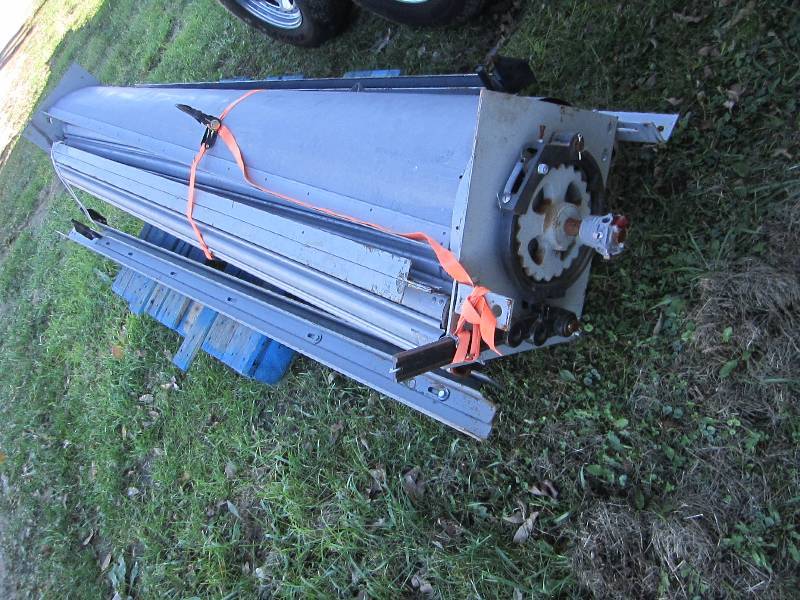 lot 51 image: Motorized overhead door, complete w...