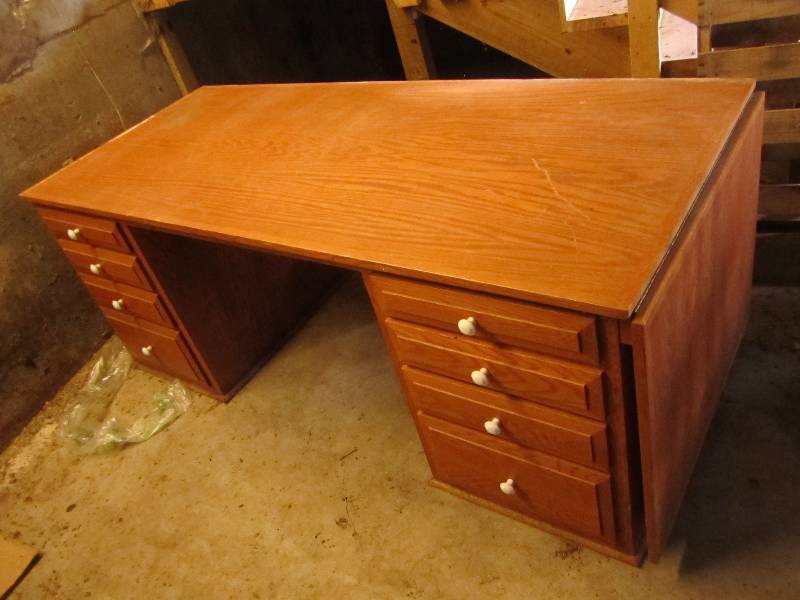 lot 72 image: Wood desk 33 x 73 top plus 25 lea...