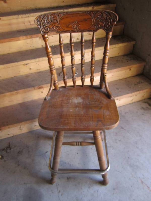 lot 73 image: Wood swivel top chair...