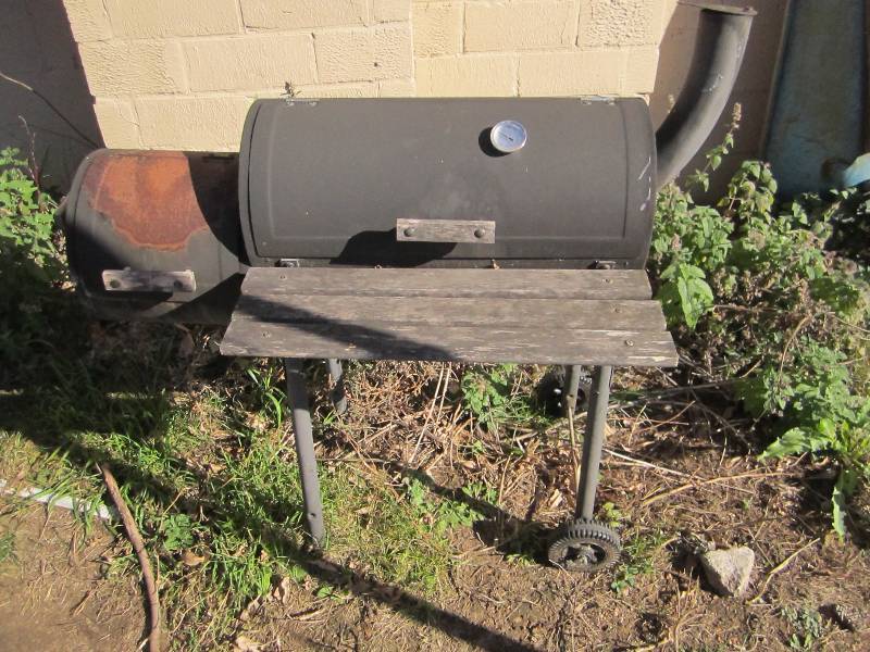 lot 81 image: Smoker grill on wheels...