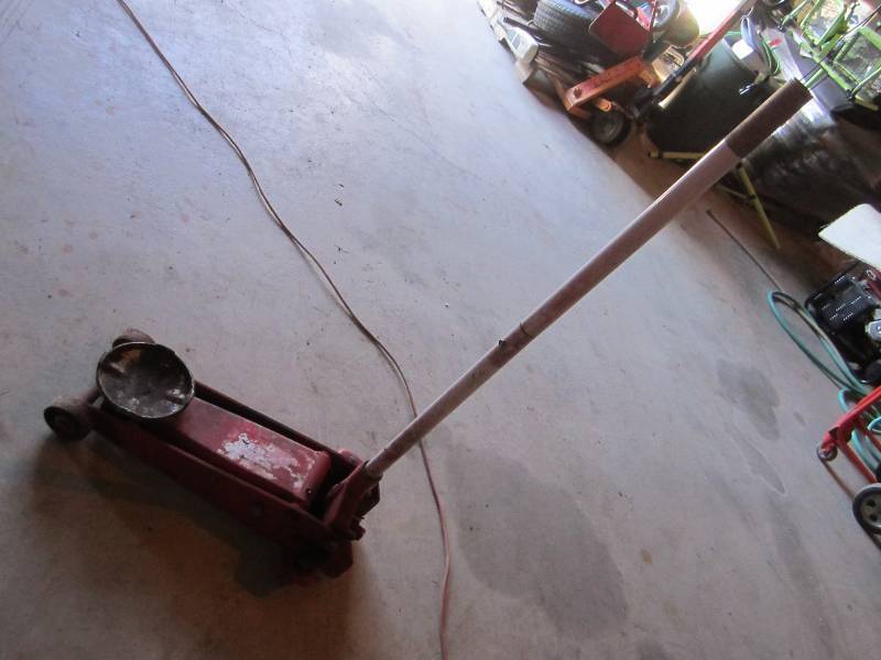 lot 14 image: Heavy  automotive jack...