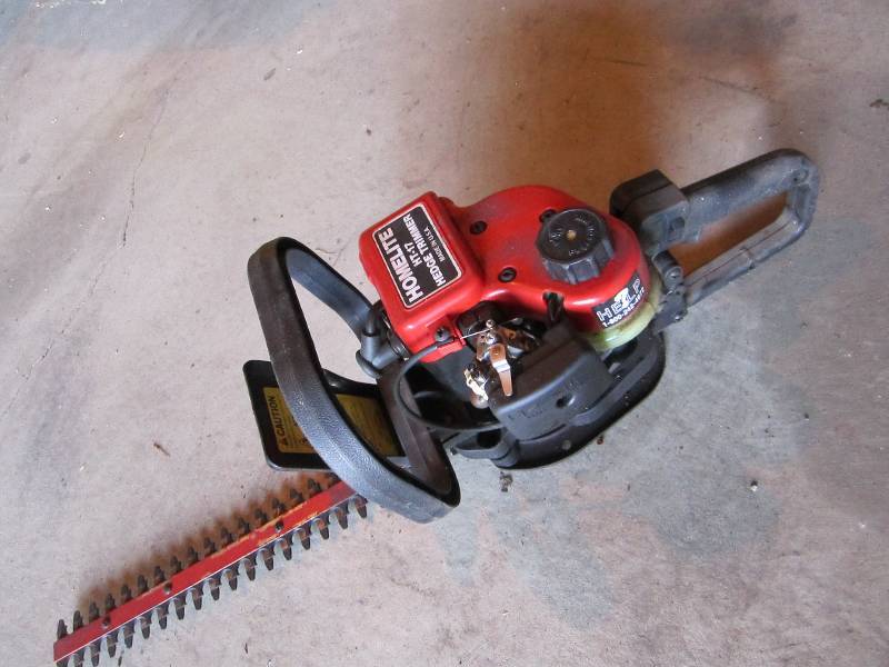 lot 16 image: Hoimelite gas trimmer...
