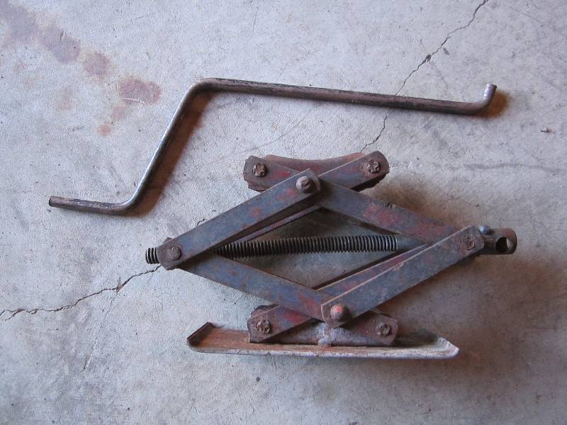 lot 18 image: Vintage car jack...