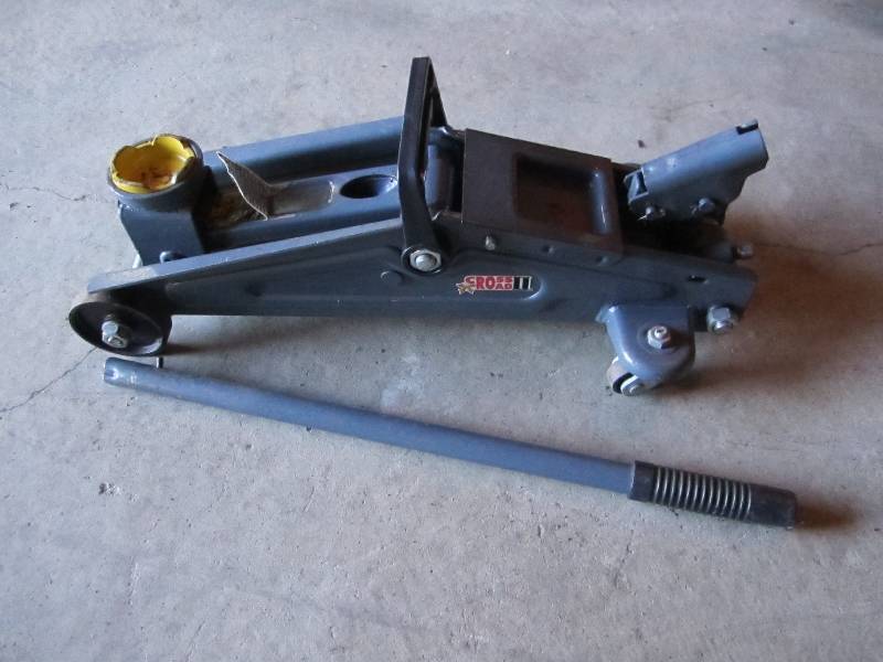 lot 19 image: Modern car jack...