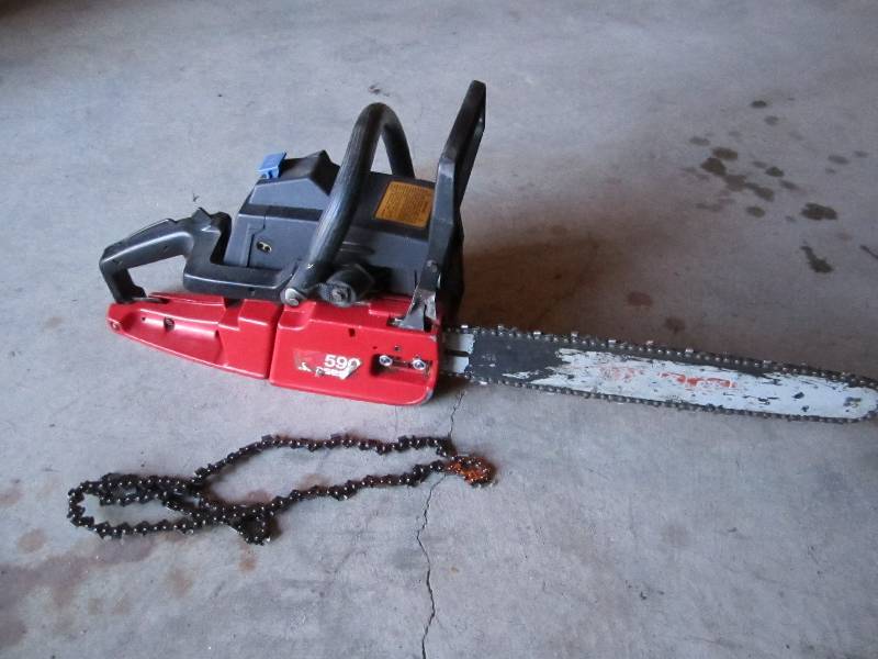 lot 21 image: 590 Jonsered chainsaw with extra bl...