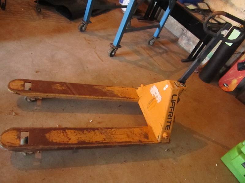 lot 95 image: Liftrite pallet jack, needs a tuneu...