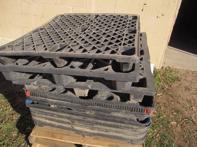 lot 99 image: Stack of plastic pallets...