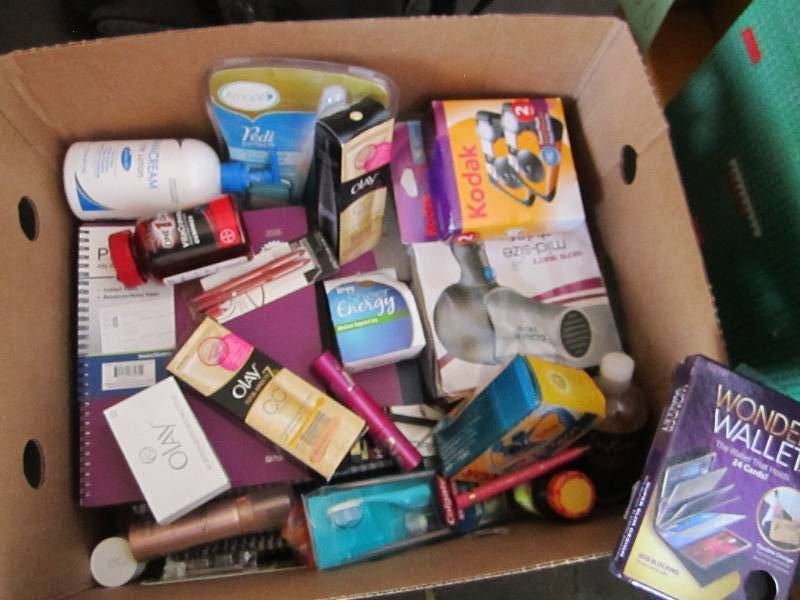 lot 112 image: Lot of health and beauty items...