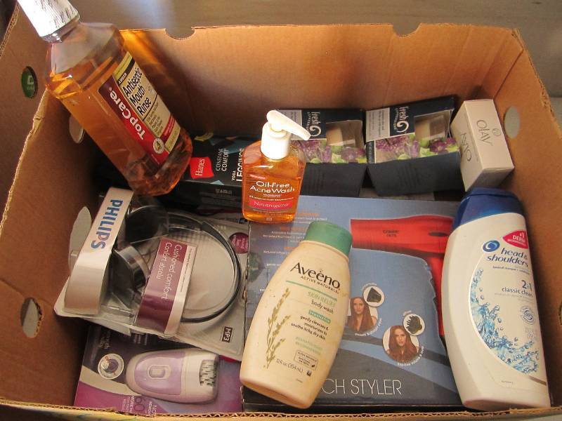 lot 130 image: Lot of health and beauty products...