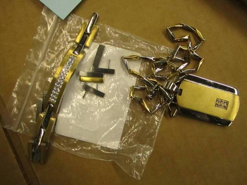 lot 143 image: Necklace and broken bracelet...