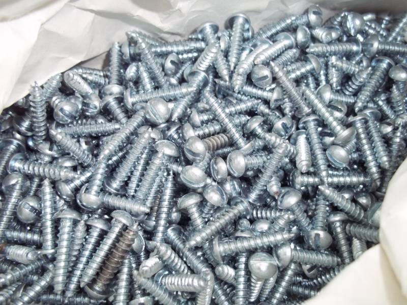2 pounds of 34 Screws