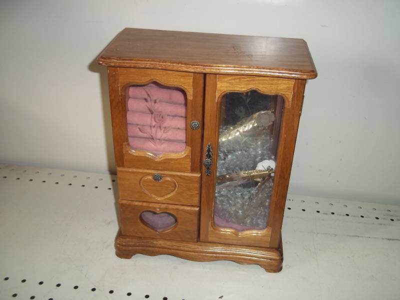 Jewelry box with jewelry