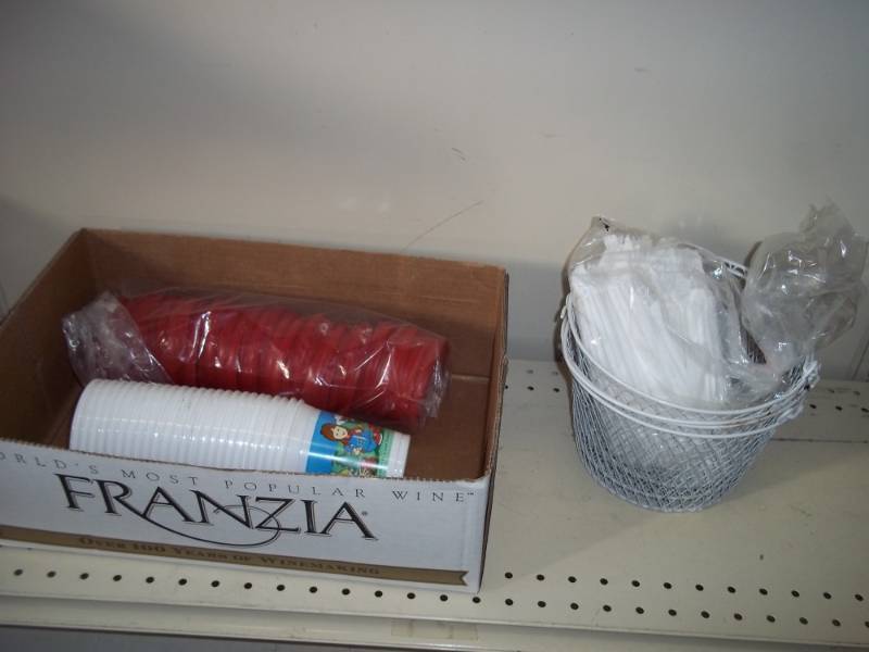 Lot of childrens cups with lids and straws and 3 wire baskets