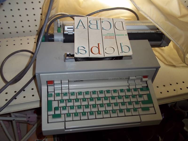 Olivtti praxis 48 typewriter